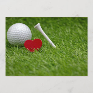 Invitación Golf amor corazón y tee sobre césped verde