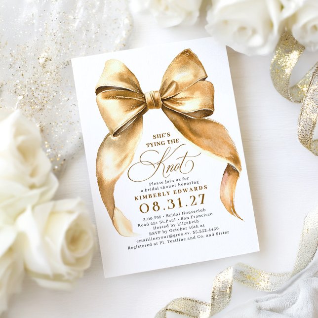 Invitación Golpe de oro que está atando la ducha nupcial (bow bridal shower invitations)