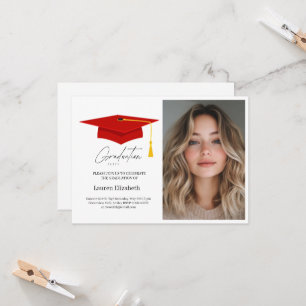 Invitación Gorra de graduación roja moderna y trendy con borl