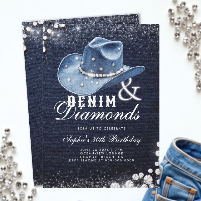Invitación Gorra de vaca Denim Diamonds Script 30 cumpleaños (denim and diamonds 30th birthday party invitation blue white cowgirl hat script bling sparkles)