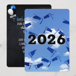 Invitación Gorras de graduación azules 2026 en el cielo