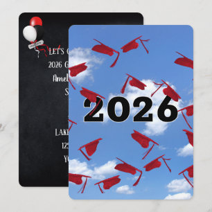 Invitación gorras de graduación roja en Sky 2025