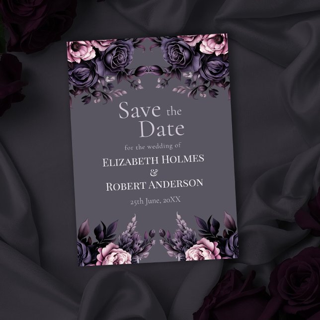 Invitación Gótico Floral de Ciruela Save the Date (Gothic Plum Floral Save the Date Invitation on a gothic wedding table with dark roses)