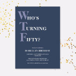 Invitación Gracioso 50.º cumpleaños Humorous Modern<br><div class="desc">¡Celebra tu cumpleaños número 50 con estilo y humor! En un fondo azul oscuro, la tipografía clara morada y blanca de la parte superior dice "¿Quién cumple los 50?" con el WTF más grande y morado. Debajo, puedes personalizar la tipografía blanca con tus propios detalles. Único, descarado y perfecto para...</div>