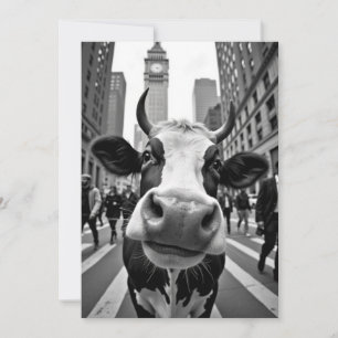 Invitación Gracioso Selfie de vaca en una concurrida calle ur