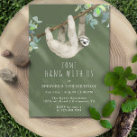 Invitación Gracioso Sloth Cute Forest Green Kids Birthday Fie<br><div class="desc">"Ven a colgarnos con nosotros" invitaciones divertidas para fiestas de cumpleaños con un ilustracion acuarela de una pereza colgando de un árbol. Tarjetas simples y lindas con un tipo de letra en blanco a mano sobre un fondo verde oscuro. En el reverso, el patrón es de madera. Los colores de...</div>