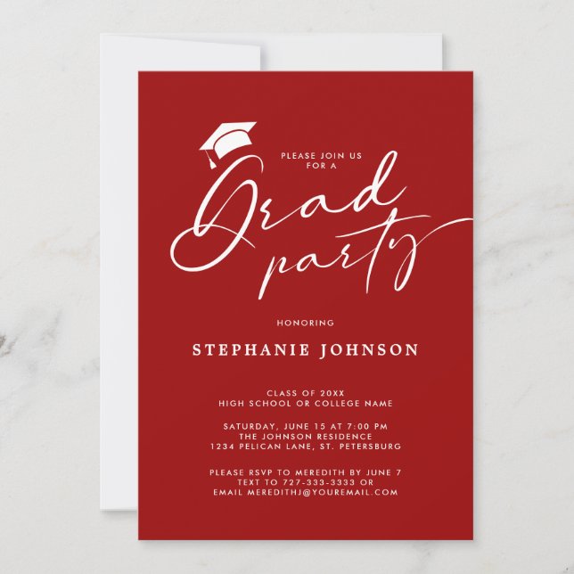 Invitación Grad Cap Calligraphy Crimson Red Graduation Party (Anverso)