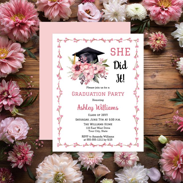 Invitación Grad Cap y Floral Rosa Lo Hizo Grad Fiesta (Grad Cap and Pink Floral Swag Bouquet "SHE Did It!" Graduation Party Invitation - Print | Digital)