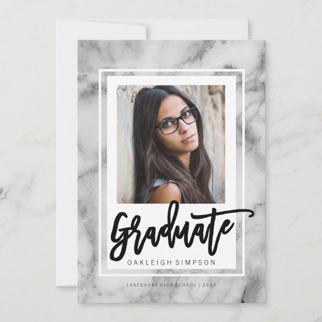 Invitación Grad de Tipografía de Mármol de moda (Anverso)