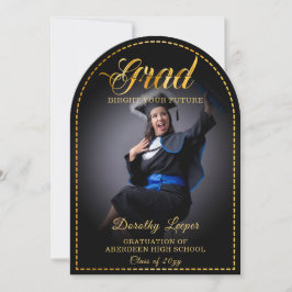 Invitación Grad. Toque dorado Ilumina tu futuro.