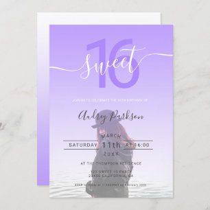 Invitación gradiente morado giratorio guión de foto oscura du