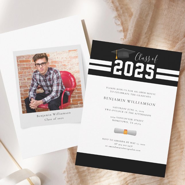 Invitación Graduación 2025 Script Grad Photo (Graduation 2025 Grad Photo Party Black and White Invitation)