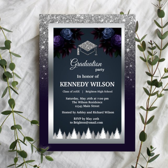 Invitación Graduación azul de la Marina Plata Purpurina Moody (Dark Moody Glitter Silver Navy Blue Graduation Invitation #graduationinvitation #navybluesilver)