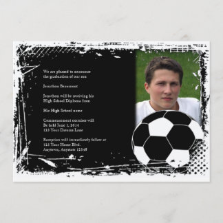 Invitación Graduación blanco y negro del fútbol del Grunge
