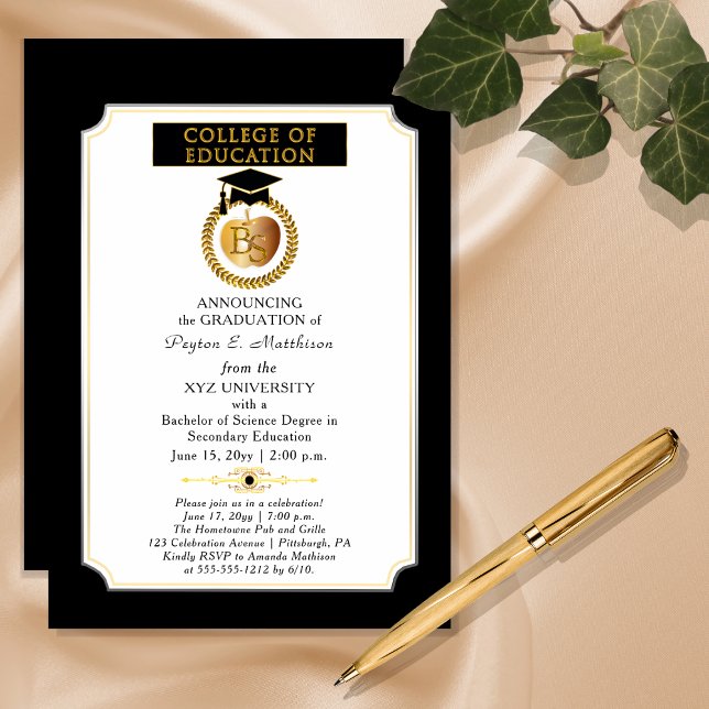 Invitación Graduación de Apple en la Facultad de Educación Gr (College of Education Degree Gold-Toned Apple Graduation Announcement and Party Invitation )