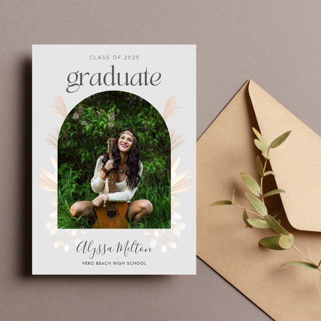 Invitación Graduación de bachillerato de fotografía de Boho P (Boho Pampas Grass Photo High School Graduation Invitation)