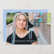 Graduación de cielo azul en el desfile del coche