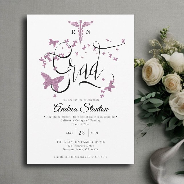 Invitación Graduación de enfermera caligrafía de grado de mar (nurse graduation party invitation purple butterflies caduceum grad calligraphy elegant classic chic)