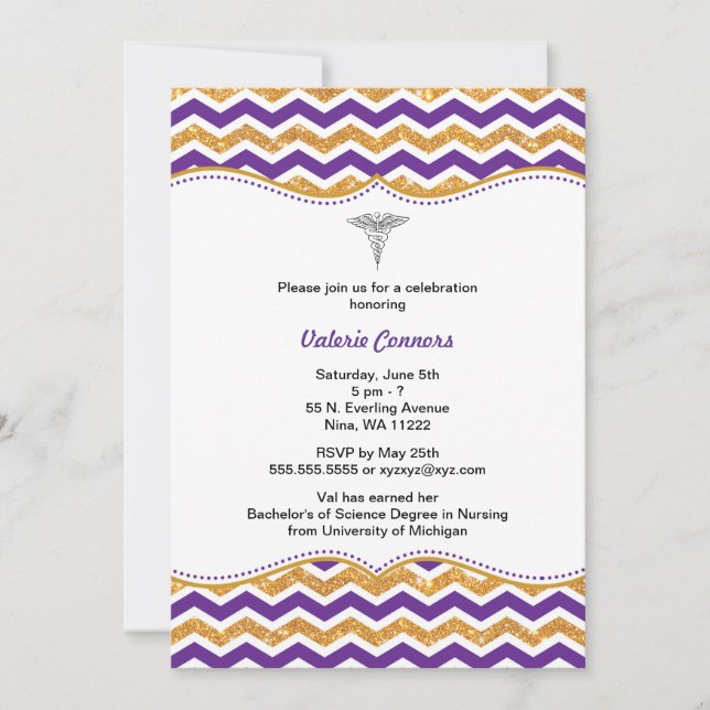 Invitación Graduación de enfermero Purpurina púrpura y dorado (Anverso)