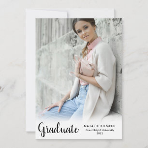 Invitación Graduación de foto de graduado moderna con escritu