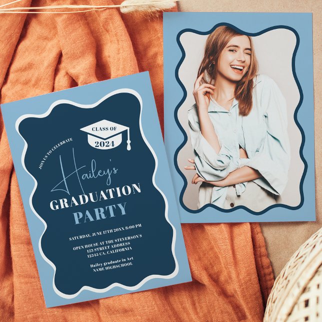 Invitación Graduación de foto de marco ondulado con retro azu (Navy blue retro wavy frame photo graduation invitation)