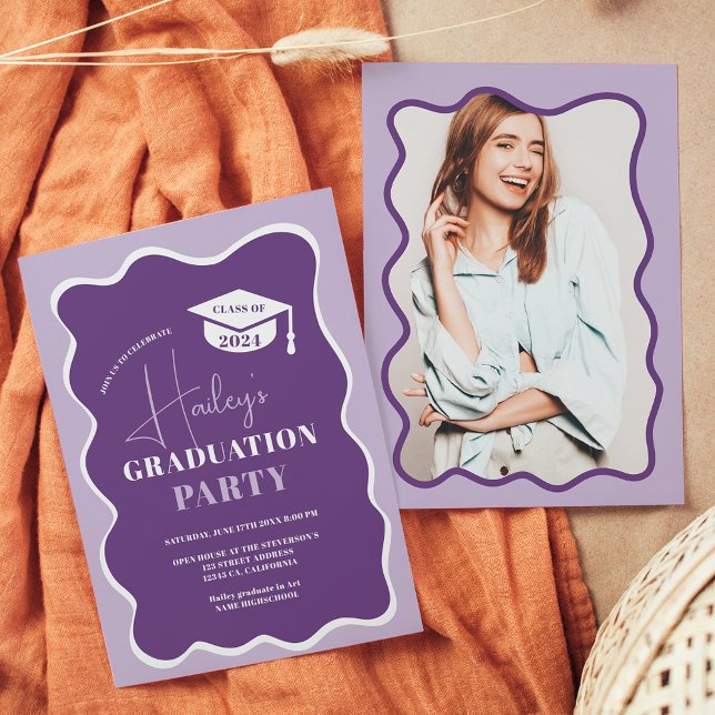 Invitación Graduación de foto de marco ondulado retro morado (Purple retro wavy frame photo graduation invitation)