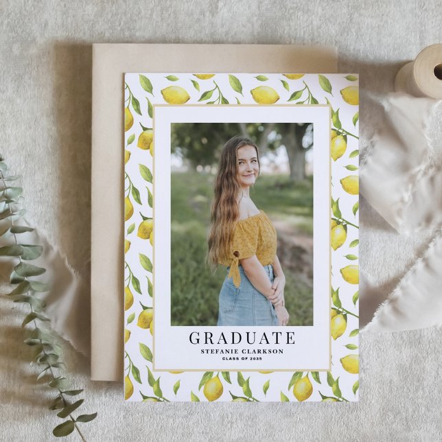 Invitación Graduación de foto de patrón de vegetación de limó (Customizable photo graduation invitation featuring watercolor lemon pattern.)