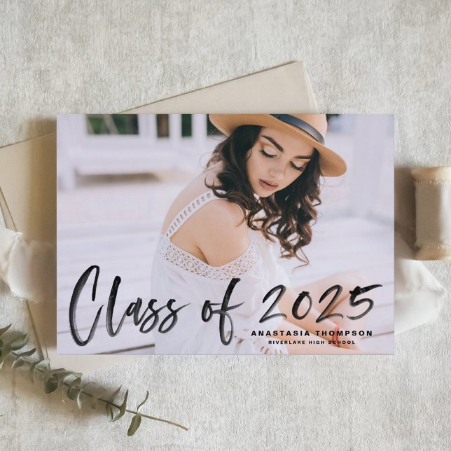 Invitación Graduación de foto de pincel en negro 2025 (Personalized Photo Graduation Invitation with Rustic Brush Lettering – Other colors available)