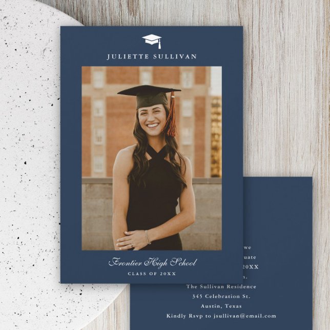 Invitación Graduación de foto de tipo mínimo (Minimal type navy blue photo graduation invitation.)