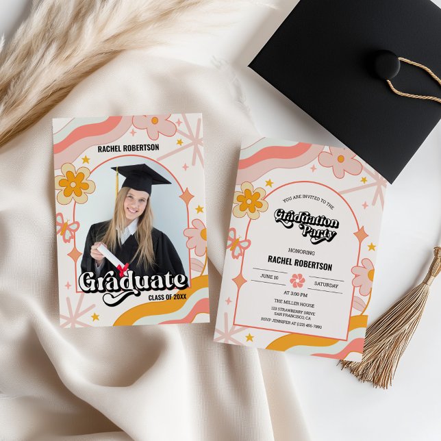 Invitación Graduación de Foto Floral Retro Groovy Hippie (Retro groovy floral graduation invitation)