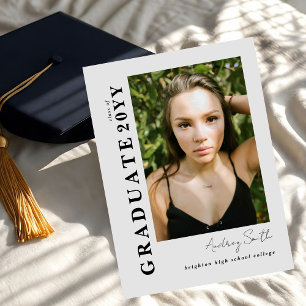 Invitación Graduación de Foto Gris de Graduado de Escritura M
