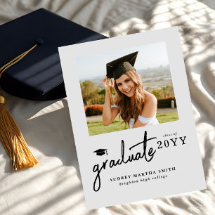 Invitación Graduación de Foto Gris de Graduado de Escritura M