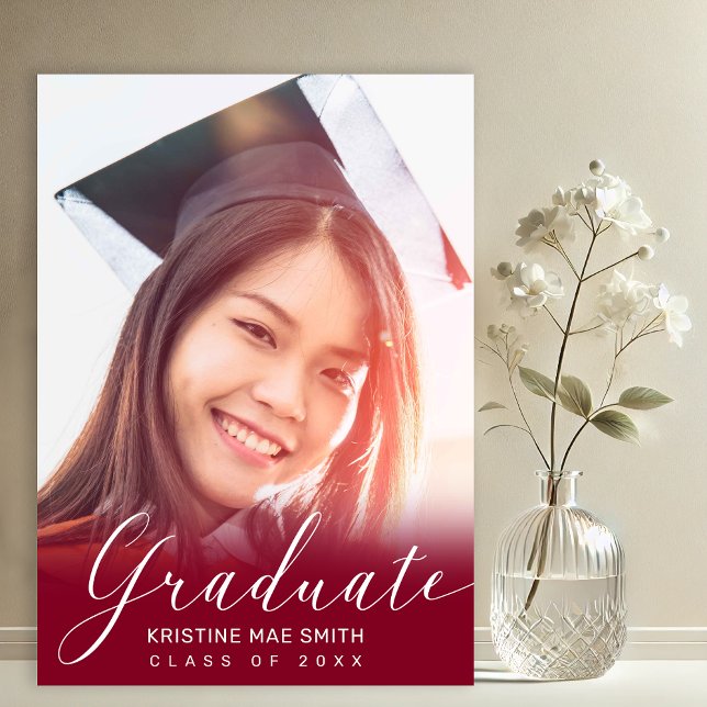 Invitación Graduación de fotografía de caligrafía blanca maro (Maroon with White Calligraphy Script Photo Graduation Announcement and Party Invitation)