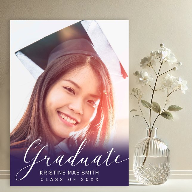 Invitación Graduación de fotografía de caligrafía blanca púrp (Purple with White Calligraphy Script Photo Graduation Announcement and Party Invitation)