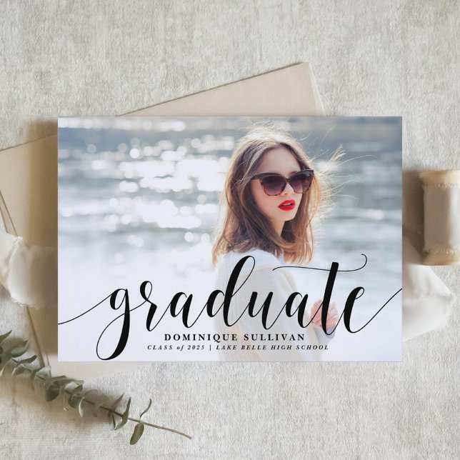 Invitación Graduación de fotografía de caligrafía moderna neg (Personalized Photo Graduation Invitation with Black Modern Calligraphy – Customizable Photo)