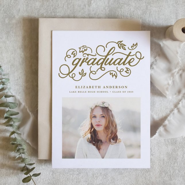Invitación Graduación de fotografía de caligrafía rusa de oro (Customizable photo graduation invitation featuring whimsical rustic calligraphy. )