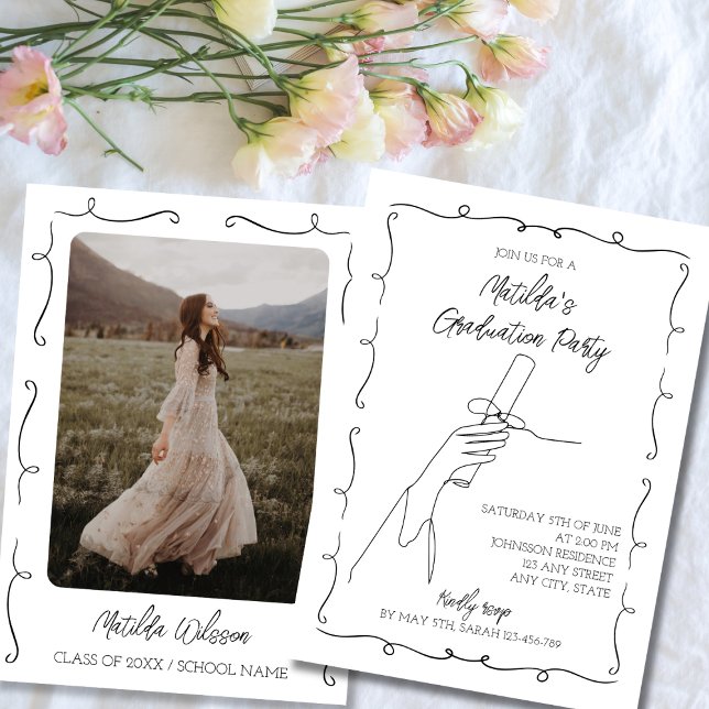 Invitación Graduación de fotografía de Moda blanca y negra di (Hand Drawn Black & White Chic Photo Graduation Invitation class of 2024)