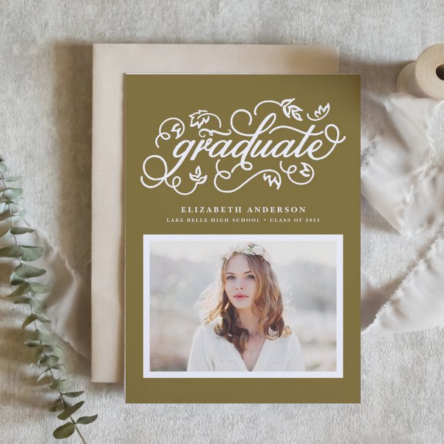 Invitación Graduación de fotografía de oro de caligrafía rusa (Customizable photo graduation invitation featuring whimsical rustic calligraphy. )