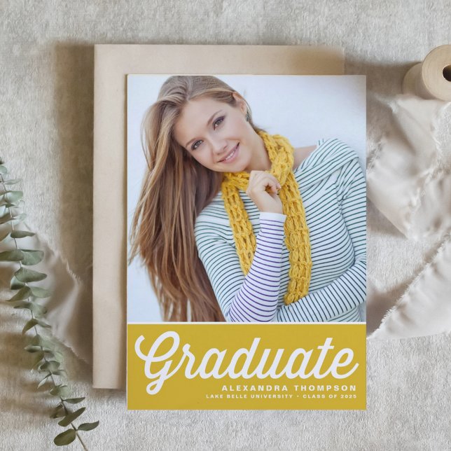 Invitación Graduación de fotografía de tipografía negrita ama (Customizable yellow photo graduation invitation featuring retro lettering. )