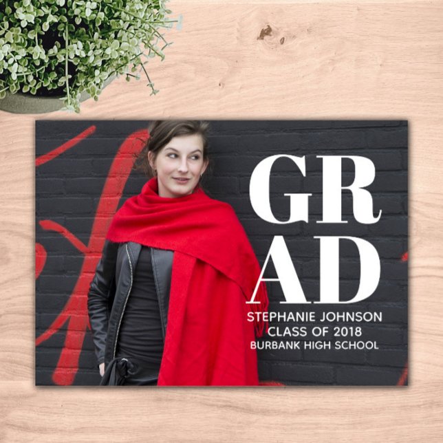 Invitación Graduación de fotografía de tipografía negrita | B (White Bold Typography Photo Graduation Announcement)