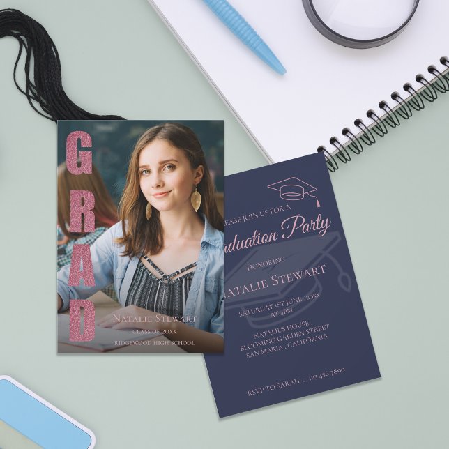 Invitación Graduación de fotografía Faux Rosa Gold GRAD (Modern Faux Rose Gold GRAD Photo Class of 2026 Senior Graduation Party Invitation )