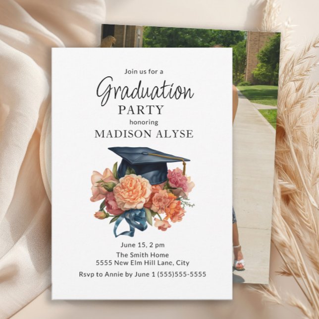 Invitación Graduación de fotografía floral de capa de graduac (Peach floral graduation cap photo party invitation)