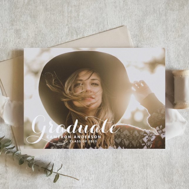 Invitación Graduación de fotografía por secuencias de comando (Customizable photo graduation invitation featuring modern calligraphy photo overlay. )