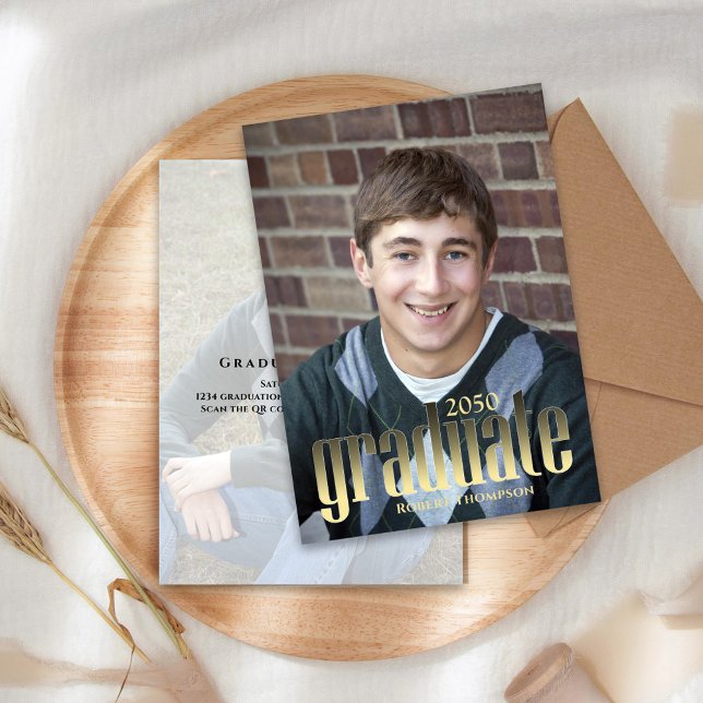 Invitación Graduación de fotografía simple tipografía de colo (Graduation invitation announcement card with a full bleed photo and gold typography. )