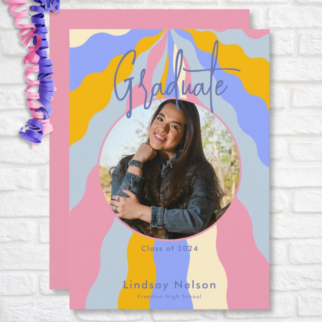Invitación Graduación de fotos de ondas púrpura modernas retr (Modern Retro Pink Purple Waves Photo Graduation Invitation)