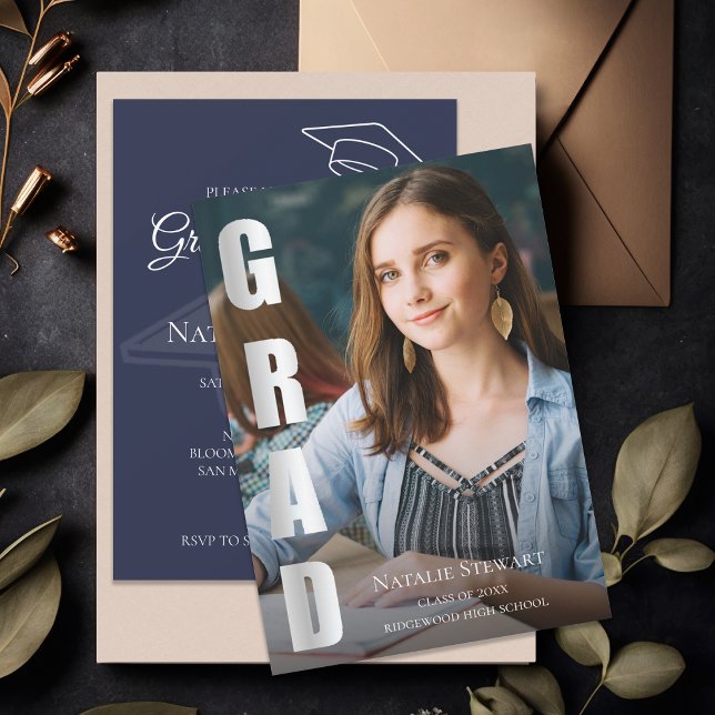 Invitación Graduación de fotos de Relieve metalizado plateado (Modern Faux Silver Foil GRAD Photo Graduation Invitation)