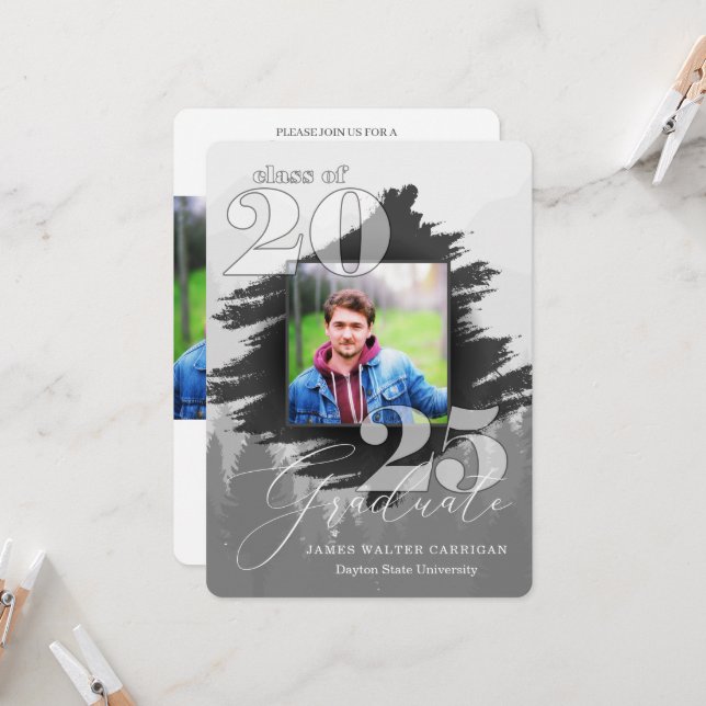 Invitación Graduación de fotos en escala de grises masculina  (Anverso/Reverso In Situ)