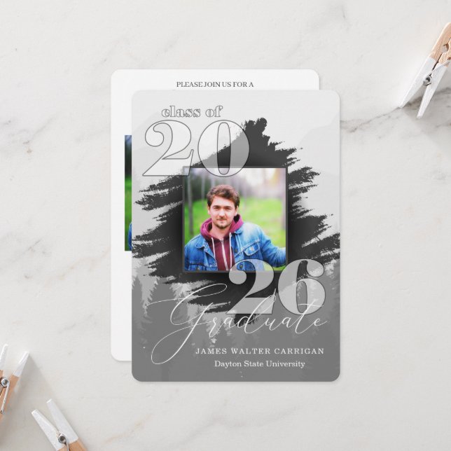 Invitación Graduación de fotos en escala de grises masculina  (Anverso/Reverso In Situ)