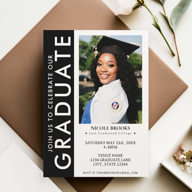 Invitación Graduación de fotos en franja lateral blanca y neg (Black & White Side Stripe Photo Graduation Invitation)