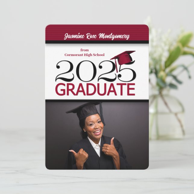 Invitación Graduación de fotos en rojo y negro profundo 2025 (Anverso de pie)
